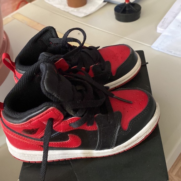 Air Jordan 1 MID - Picture 1 of 6